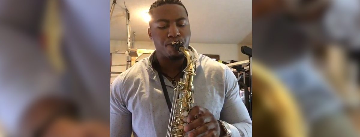 Le joueur de saxophone, Nathaniel Lane reprend des tubes de Drake et Chance The Rapper