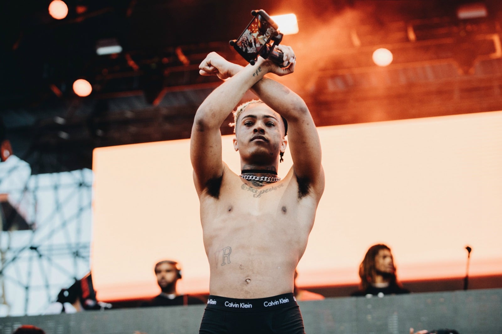 XXXTentacion, le rappeur aux milles frasques, a dévoilé la tracklist et les premiers extraits de son projet 17, prévu pour le 25 août prochain.