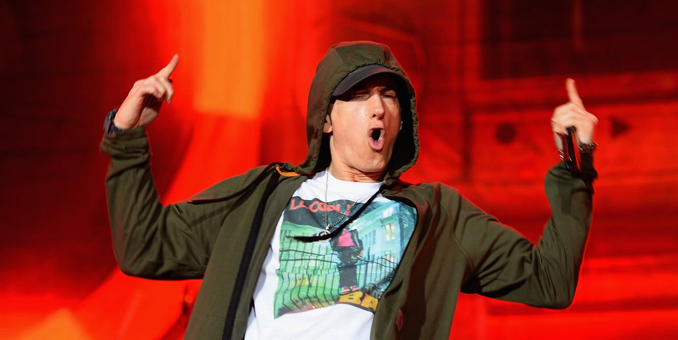 Eminem impressionne à nouveau avec sa compilation "Curtain Call" qui bat des records...
