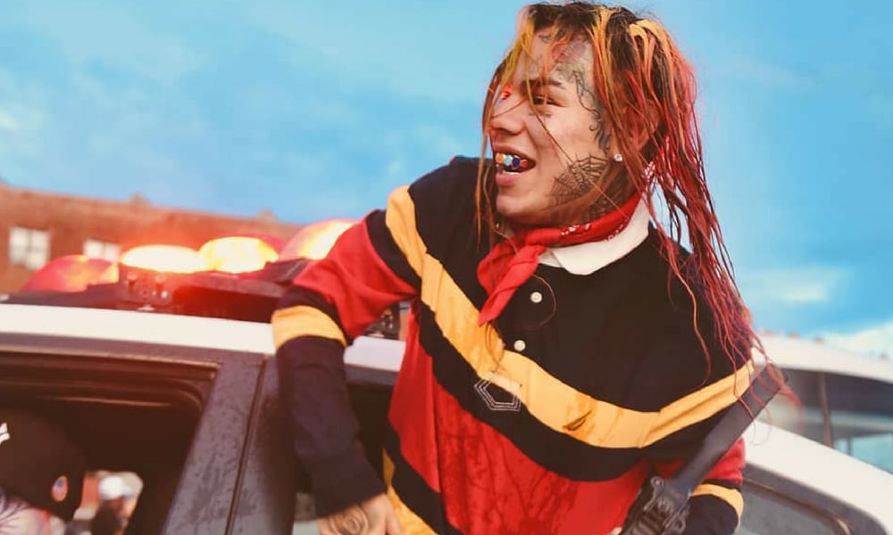 6ix9ine et 50 Cent braquent l'instru' dans le clip de "Get The Strap"