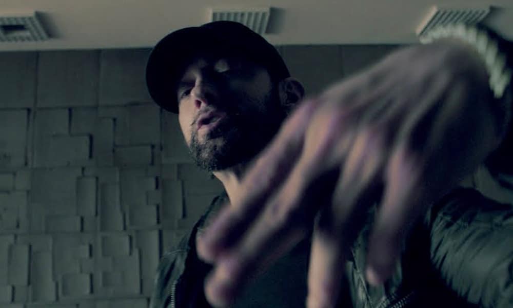 Eminem s'en prend à ses détracteurs dans le clip de "Fall"
