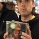 Orelsan achète son CD "Epilogue" à la Fnac et le distribue à son public