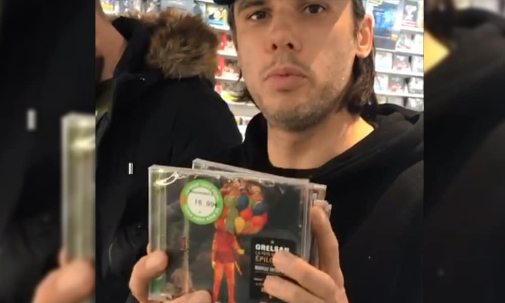 Orelsan achète son CD "Epilogue" à la Fnac et le distribue à son public