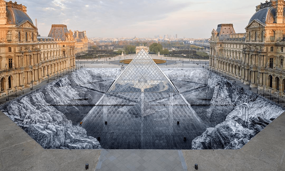 Vous aussi, admirez le gigantesque trompe-l'oeil de JR devant le Musée du Louvre