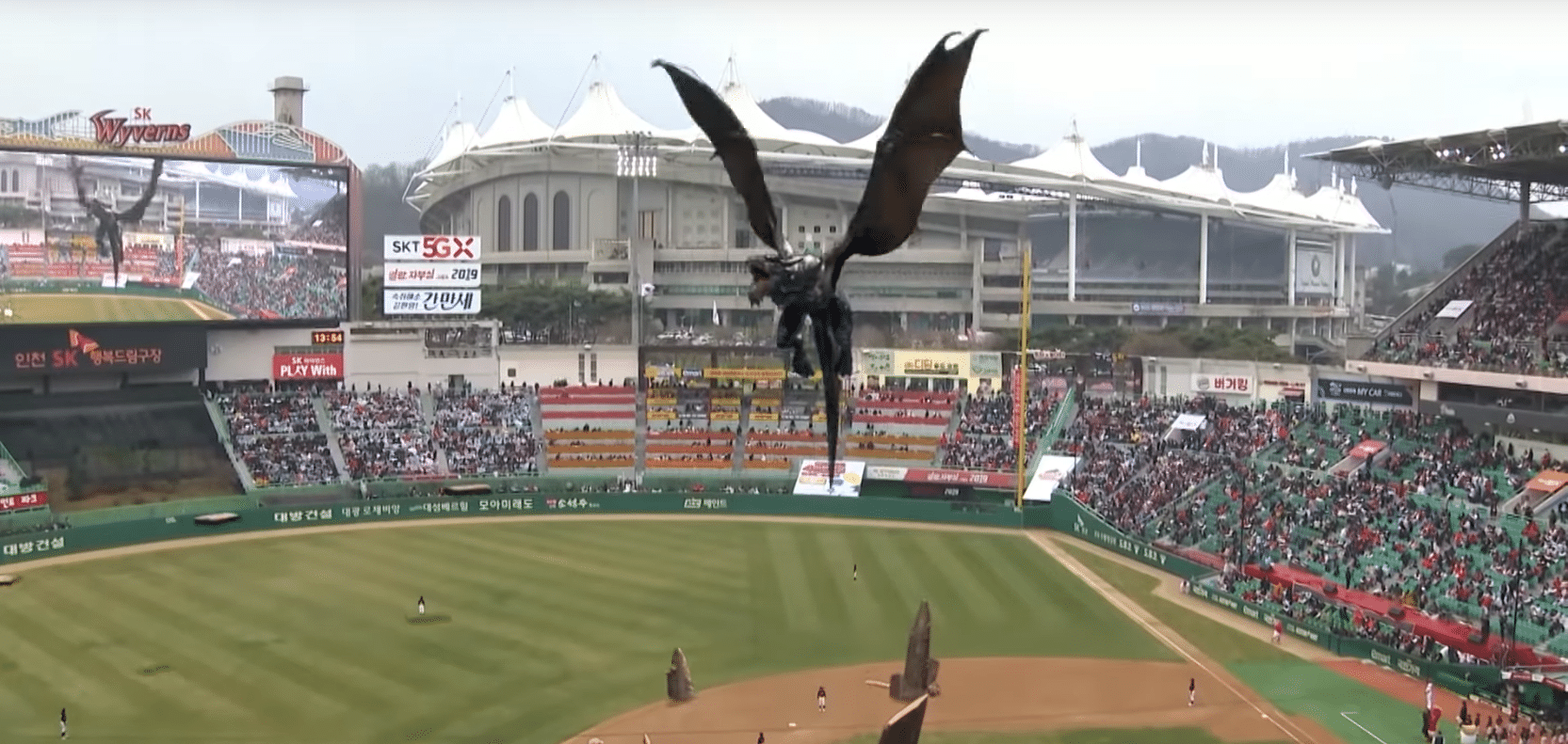La Corée du Sud ramène un dragon pour un match de baseball