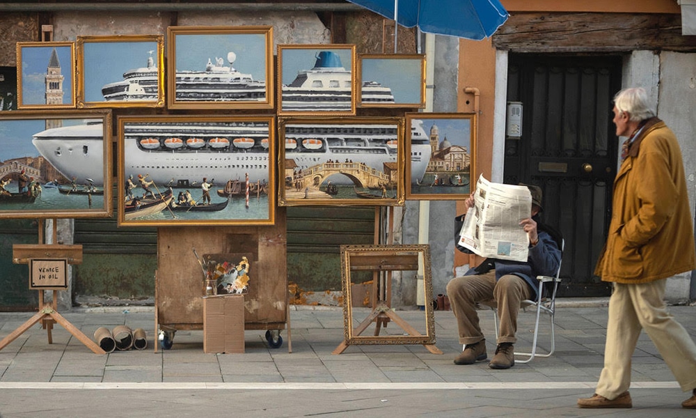 Banksy se met en scène à Venise en vendant ses propres œuvres