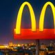 En ce moment, le monde entier fait face à l'épidémie de coronavirus. Le McDonald's brésilien modifie son logo afin d'inciter à la "distanciation sociale". 