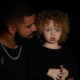 A la fin du mois de mars, Drake a partagé quelques touchants clichés de son fils, Adonis. Après avoir longuement caché sa paternité, il explique, lors d'un podcast avec Lil Wayne, être libéré.