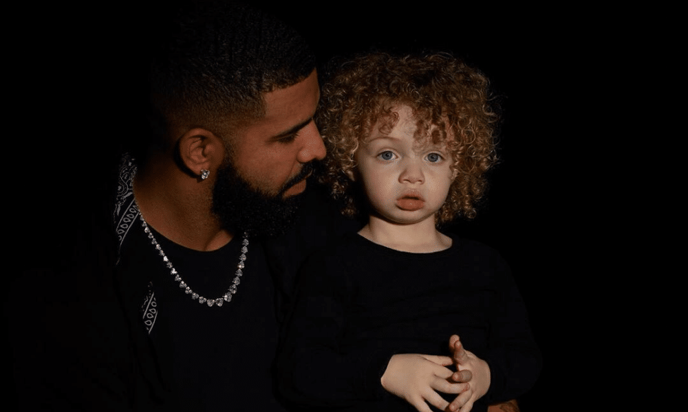 A la fin du mois de mars, Drake a partagé quelques touchants clichés de son fils, Adonis. Après avoir longuement caché sa paternité, il explique, lors d'un podcast avec Lil Wayne, être libéré.