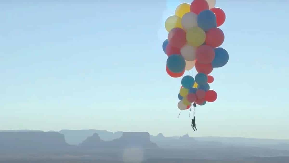 Le prestidigitateur David Blaine épate le monde entier avec sa dernière proposition : s'envoler dans les airs accroché à des ballons remplient d’hélium. 