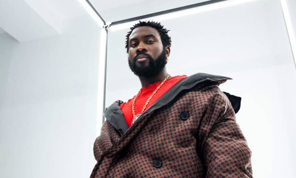 Damso explique qu'il choisit ses titres en ouvrant le dictionnaire les yeux  fermés